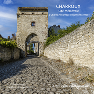 Livre sur la cité médiévale de Charroux, Allier. Photographie de la porte d'Orient.