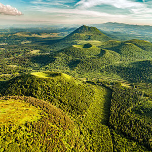 Photographie couleur en vue aérienne de la partie centrale de la chaine des Puys, ici en carte postale recto verso