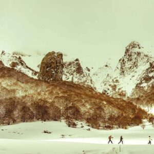 photographie de la vallée de Chaudefour en hiver sous la neige avec 4 randonneurs en raquettes.