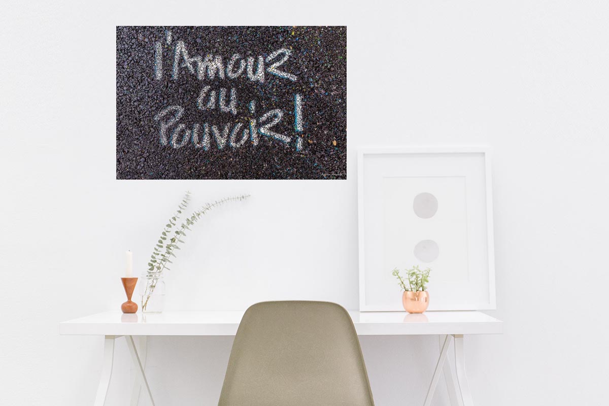 photographie l'Amour au Pouvoir, un slogan peint sur le goudron à la craie dans une rue à Clermont-Ferrand. Ici dans un bureau.