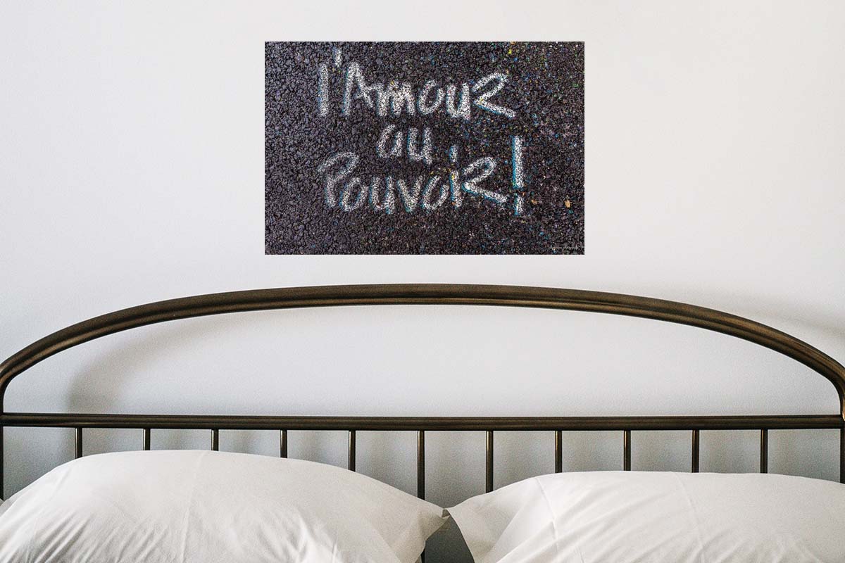 photographie l'Amour au Pouvoir, un slogan peint sur le goudron d'une rue à Clermont-Ferrand. En décoration dans une chambre.