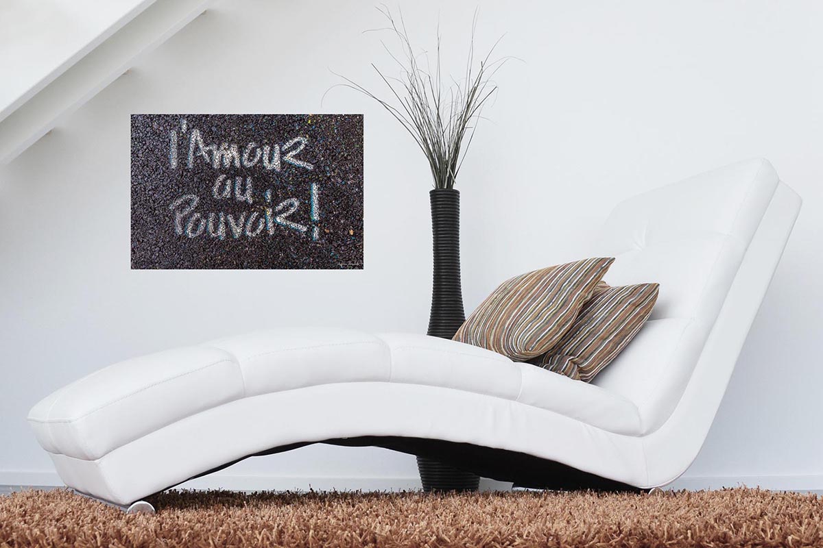 photographie l'Amour au Pouvoir, un slogan peint sur le goudron d'une rue à Clermont-Ferrand. Ici présentée en salon.