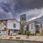 Eglise et maison à Colombages à Charroux
