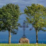 Deux arbres et une croix à Charroux Allier