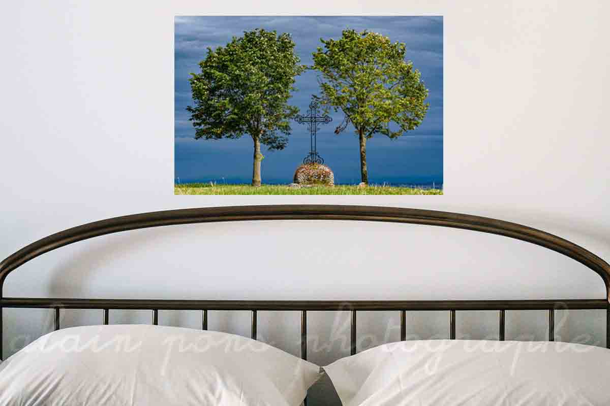 Photographie de deux arbres et une croix en couleur présentée ici dans une chambre.