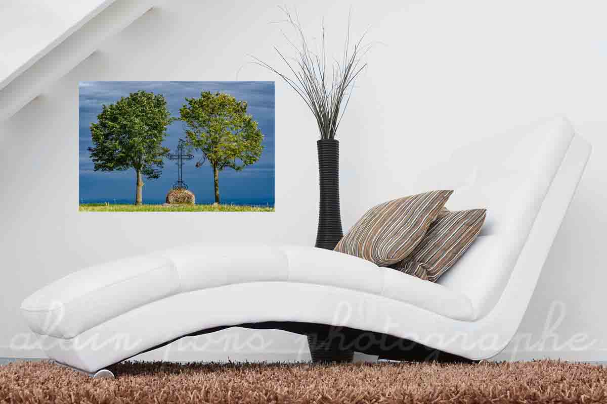photographie de deux arbres et une croix en couleur, présentée ici en décoration dans un salon, en affiche poster ou tableau.