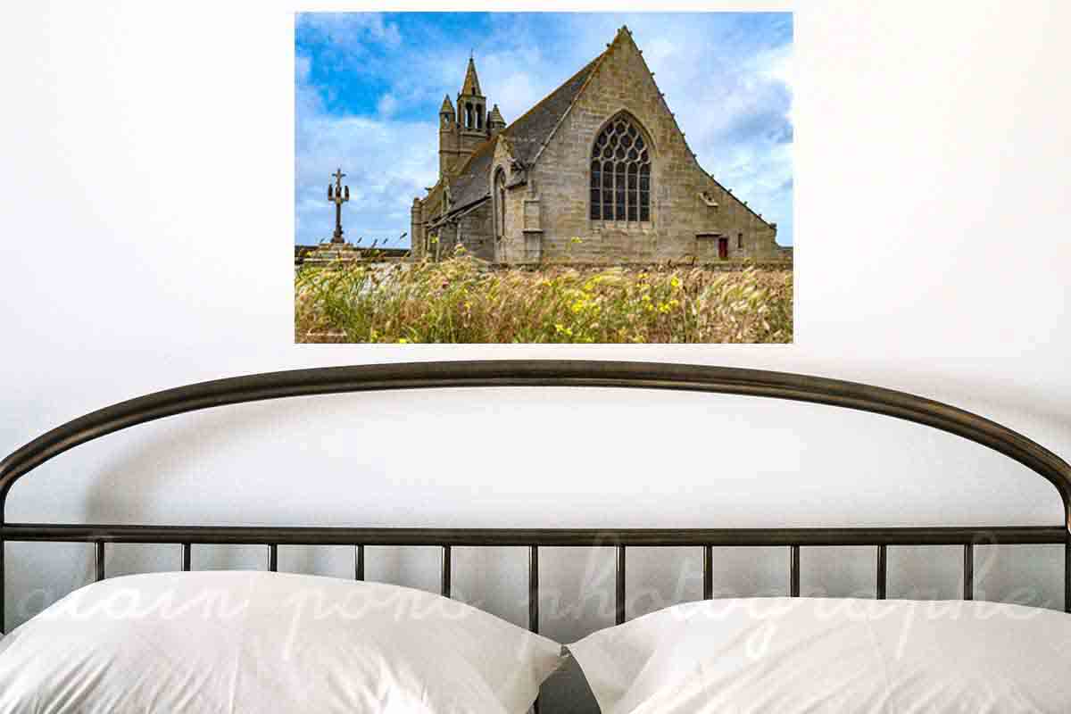 Photographie de la chapelle Notre-Dame-de-la-Joie à Saint-Guénolé, à la vente en affiche, poster, tableau pour décorer la pièce de votre choix, ici dans une chambre.