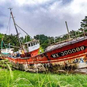 Photographie de l'épave échouée du bateau de pêche le Kalinka dans l'anse du Diben à Plougasnou, Finistère nord, Bretagne.