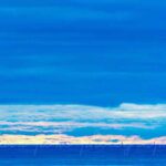 Trois voiliers, un océan bleu, un ciel bleu