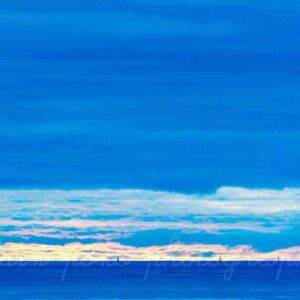 Photographie Les trois voiliers dans un océan bleu et un ciel bleu.