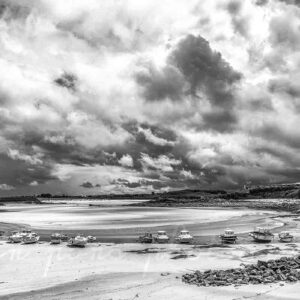 Photographie du joli port de Moguériec à Sibiril à marée basse en noir et blanc.