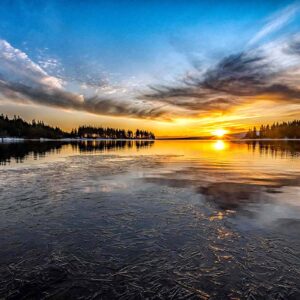 Photographie "Le lac de Servières au soleil levant", avec des fragments de glace.