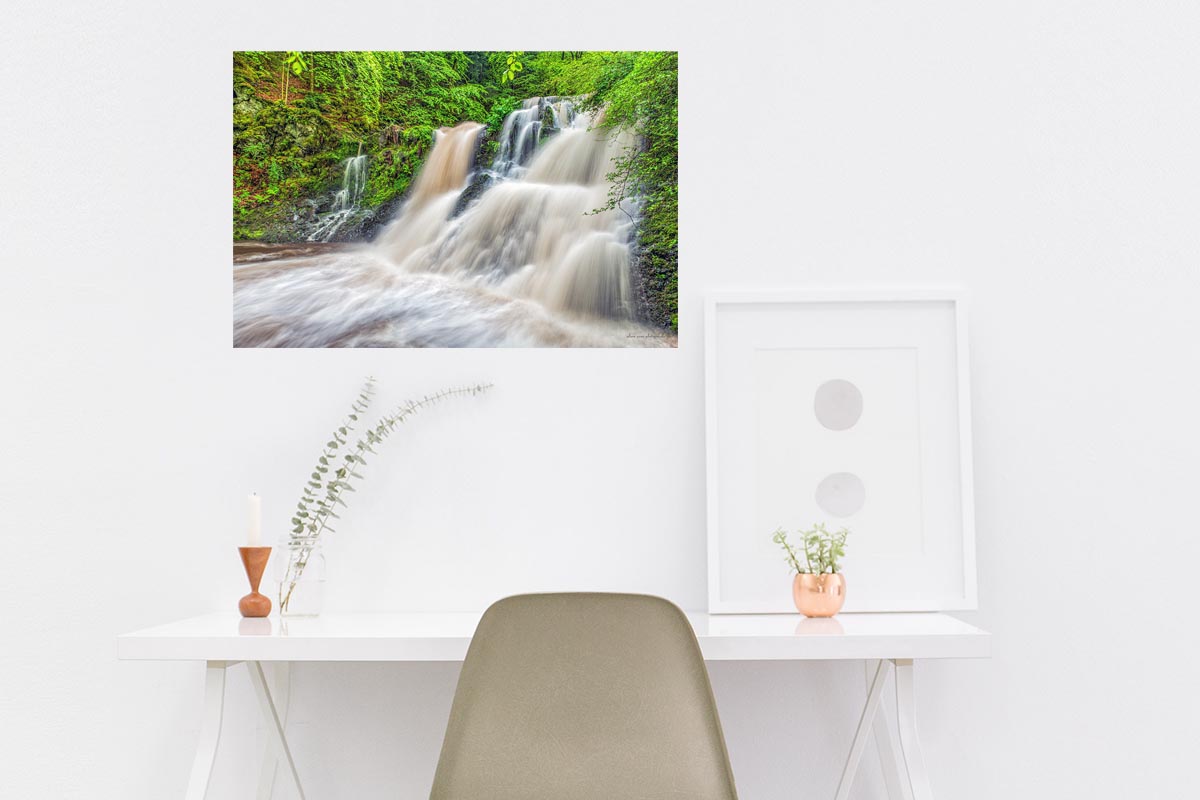 Photographie "Cascades de Chiloza en crue, un torrent de montagne" dans le massif du Sancy, Ici présentée en tableau dans un bureau,