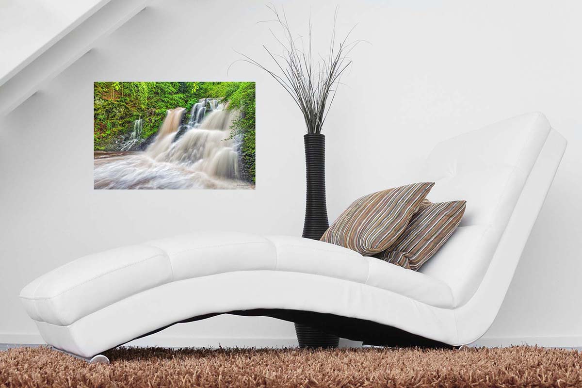 Photographie "Cascades de Chiloza, un torrent de montagne en crue", dans le massif du Sancy, ici en poster dans un salon.