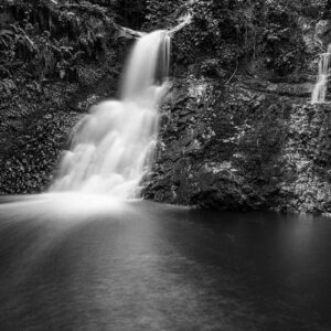 Photographie "Une cascade de chiloza en noir et blanc à haut contraste".