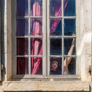 Photographie "une partie de jambe en l'air derrière une fenêtre à Saint-Amand-en-Puisaye".