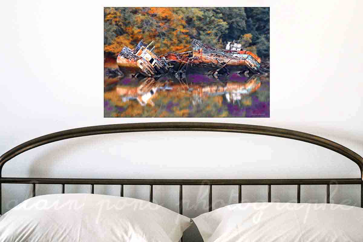 photographie de deux épaves de bateaux de pèche à Douarnenez, version peinture, en décoration dans votre chambre.