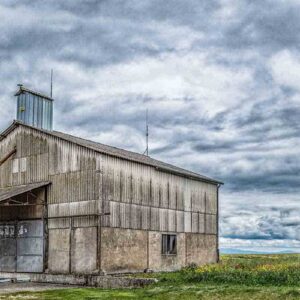 Photographie en couleur d'un silo hangar à Charroux, Allier.