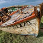 Une épave de bateau de pèche à Trébeurden en couleur