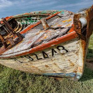 Photographie d'une superbe épave d'un petit bateau de pêche à Trébeurden.