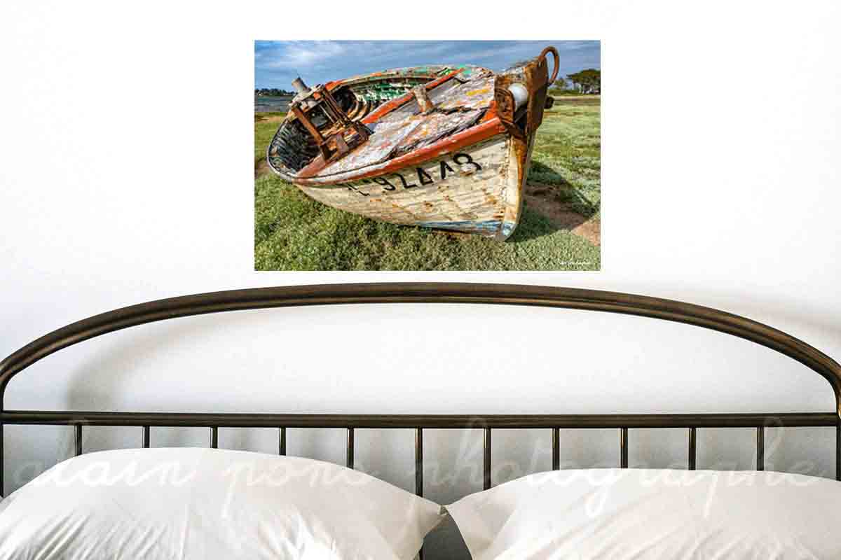 Photographie en couleur d'une épave de bateau de pèche à Trébeurden, suggestion de décoration ici dans une chambre.