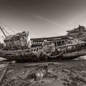 Photographie en noir et blanc de l'Epave du gros bateau de pêche échoué à l'île de Bréhat,