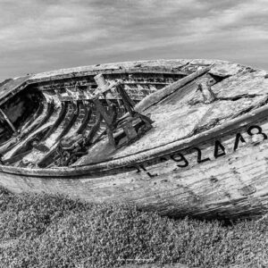 Photographie d'une épave de bateau de pèche à Trébeurden, la barque du pêcheur, en noir et blanc