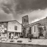Photographie église maison colombages Charroux en noir et blanc