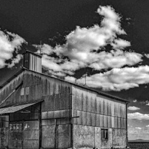 Photographie d'un silo hangar en noir et blanc à Charroux, Allier, en noir et blanc.