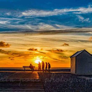 Photographie des quatre Dalton aux cabines de bain à Cayeux-sur-Mer au coucher du soleil. Comme une bande dessinée,, les 4 Dalton avec Ma Dalton.