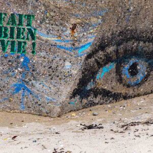 Photographie d'une peinture murale sur un blockhaus avec ce slogan, "ça fait du bien la vie".