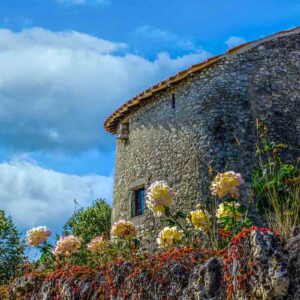 photographie de la tour de Guet à Charroux, Allier, Auvergne, France.