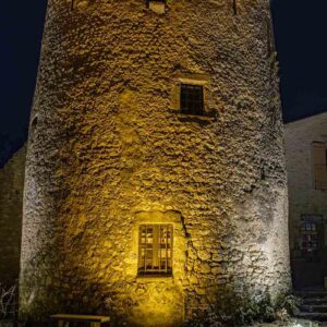 photographie de la tour de guet à Charroux, Allier, de nuit, blancheur de la neige matinale, éclairage délicat. Verticalité.