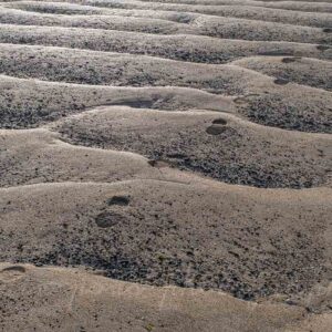 Photographie de traces de pas dans le sable à Audierne. La diagonale du marcheur.