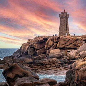 Le phare feu mean-ruz à ploumanach. Photographie aux teintes roses orangées pastels.