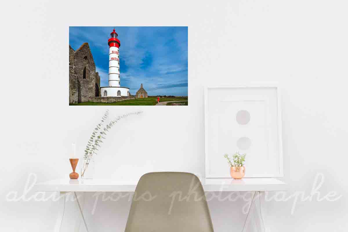 Photographie du phare Saint-Mathieu à Plougonvelin avec l’Abbaye Saint-Mathieu de Fine Terre et au fond la Chapelle Notre-Dame des Grâces. Mer d'Iroise, Finistère, Bretagne.