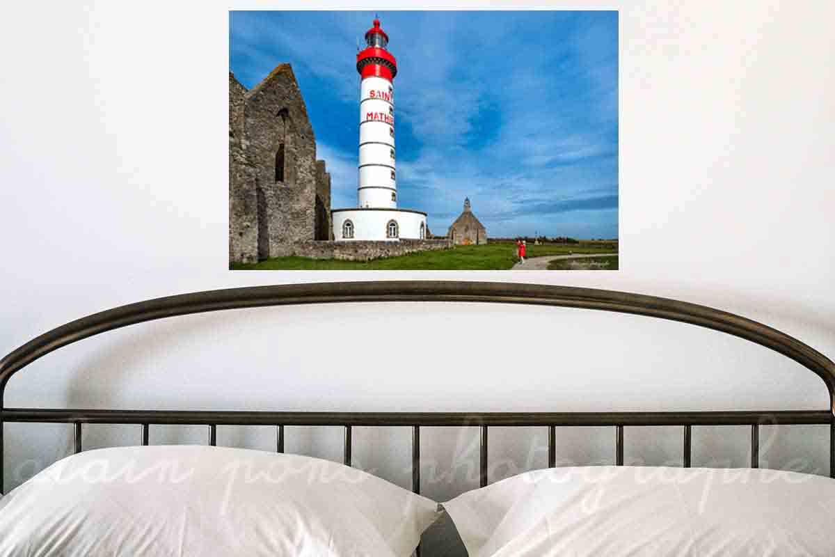 Photographie du phare Saint-Mathieu à Plougonvelin avec l’Abbaye Saint-Mathieu de Fine Terre et au fond la Chapelle Notre-Dame des Grâces. Mer d'Iroise, Finistère, Bretagne.