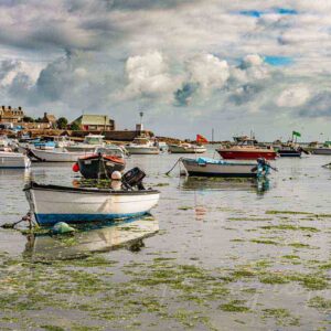 Photographie du port de Barfleur avec ses bateaux, en Normandie, en fond un ciel nuageux extraordinaire.