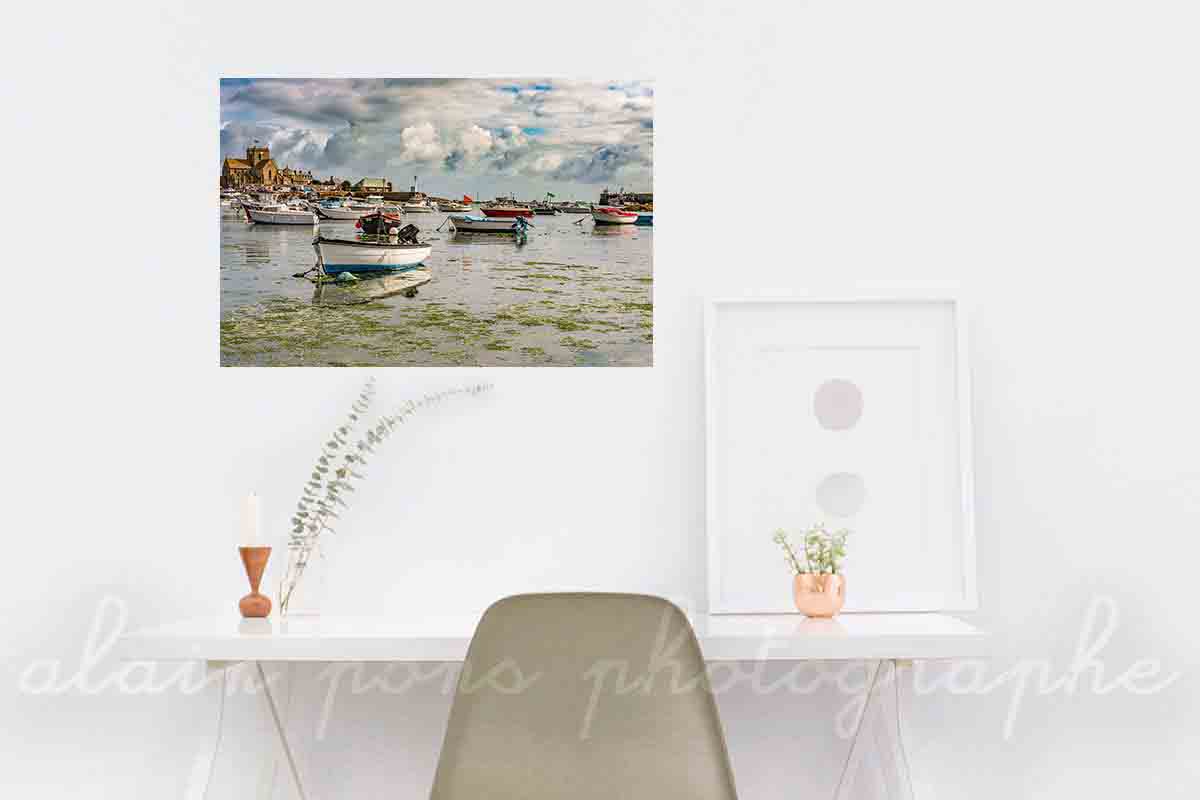 Le port de Barfleur avec ses bateaux, en Normandie, un ciel superbe, en poster ou en tableau dans votre bureau