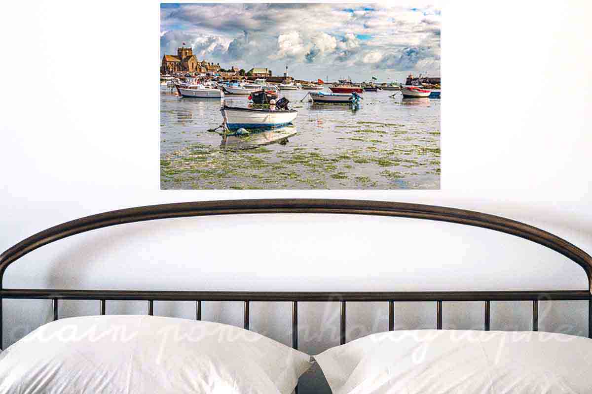 Le port de Barfleur avec ses bateaux, en Normandie, un ciel superbe, en poster ou tableau dans une chambre.