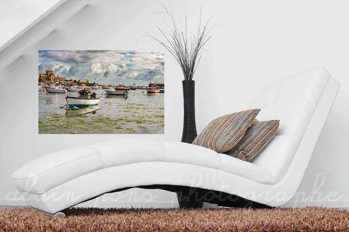 Photographie du port de Barfleur avec ses bateaux, en Normandie avec un ciel superbe, en tableau dans un salon, idée de décoration.
