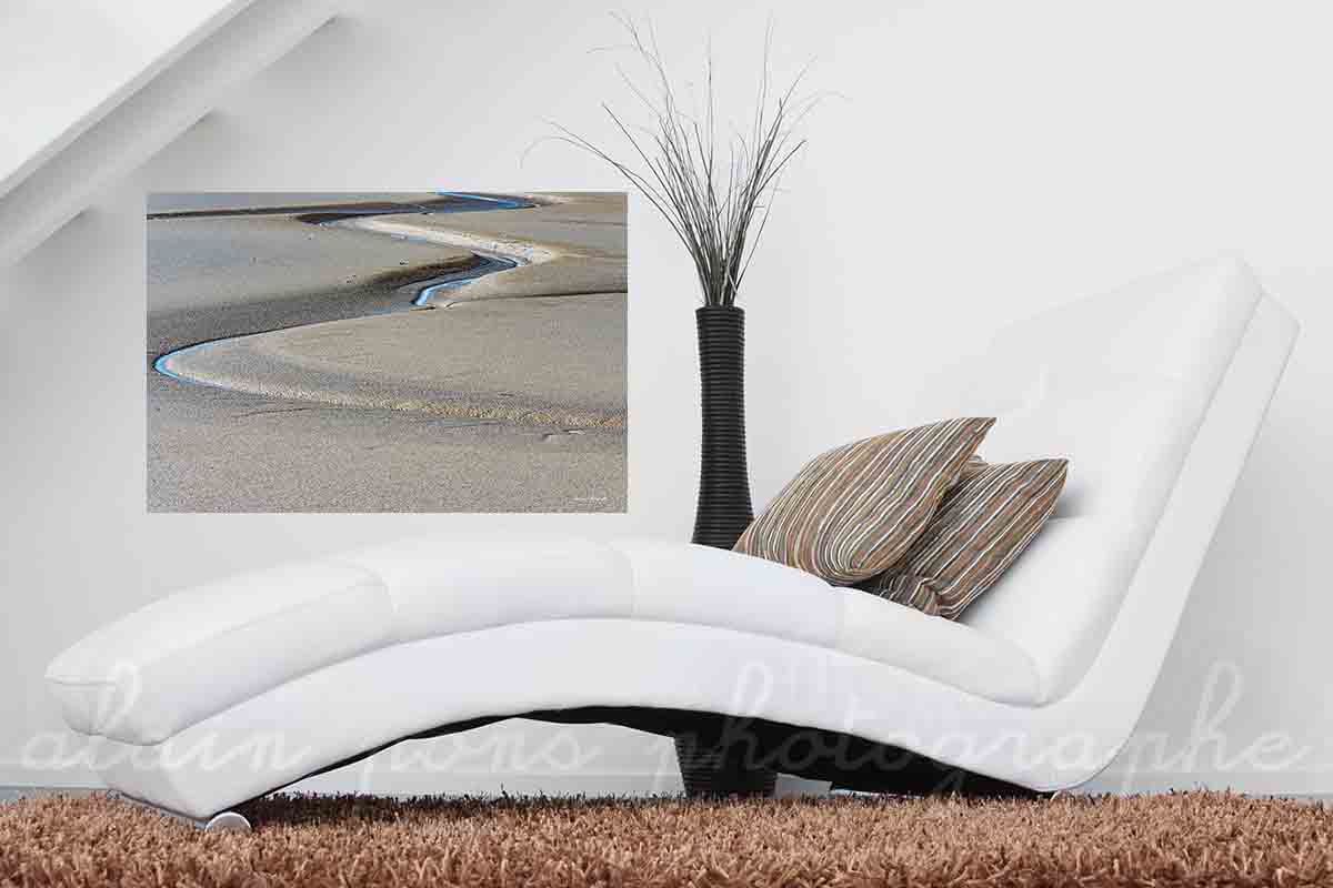 photographie Un serpent de mer en Baie de Somme, ondulation d'un cours d'eau sur une étendue de sable, photographie présentée en décoration dans un salon.
