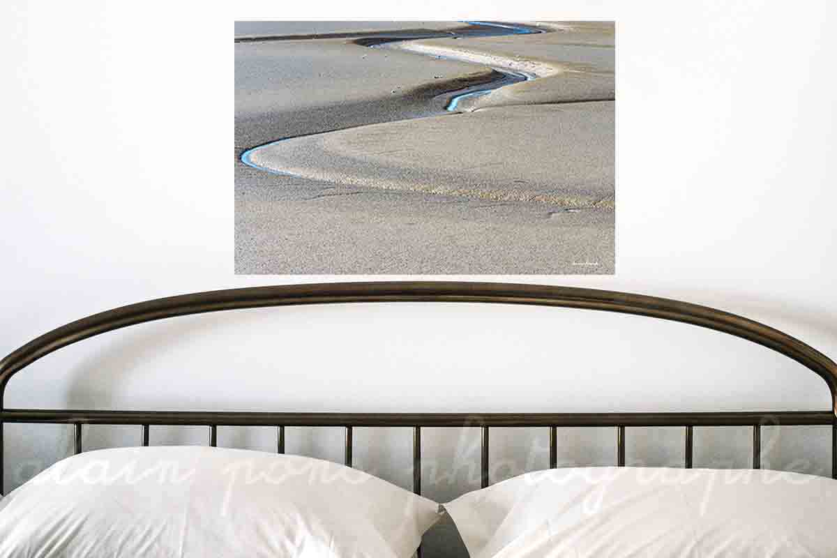 photographie Un serpent de mer en Baie de Somme, ondulation d'un cours d'eau sur une étendue de sable, photographie présentée en décoration dans une chambre.