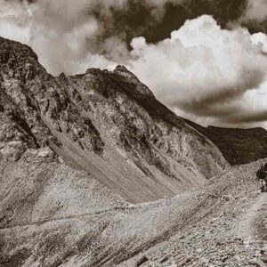 photographie noir et blanc sépia du col de la petite Cayolle, au dessus du lac de la petite Cayolle, dans le Mercantour,