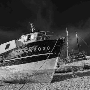 photographie en noir et blanc de l'épave du bateau de pêche le Magellan, Camaret-sur-Mer,