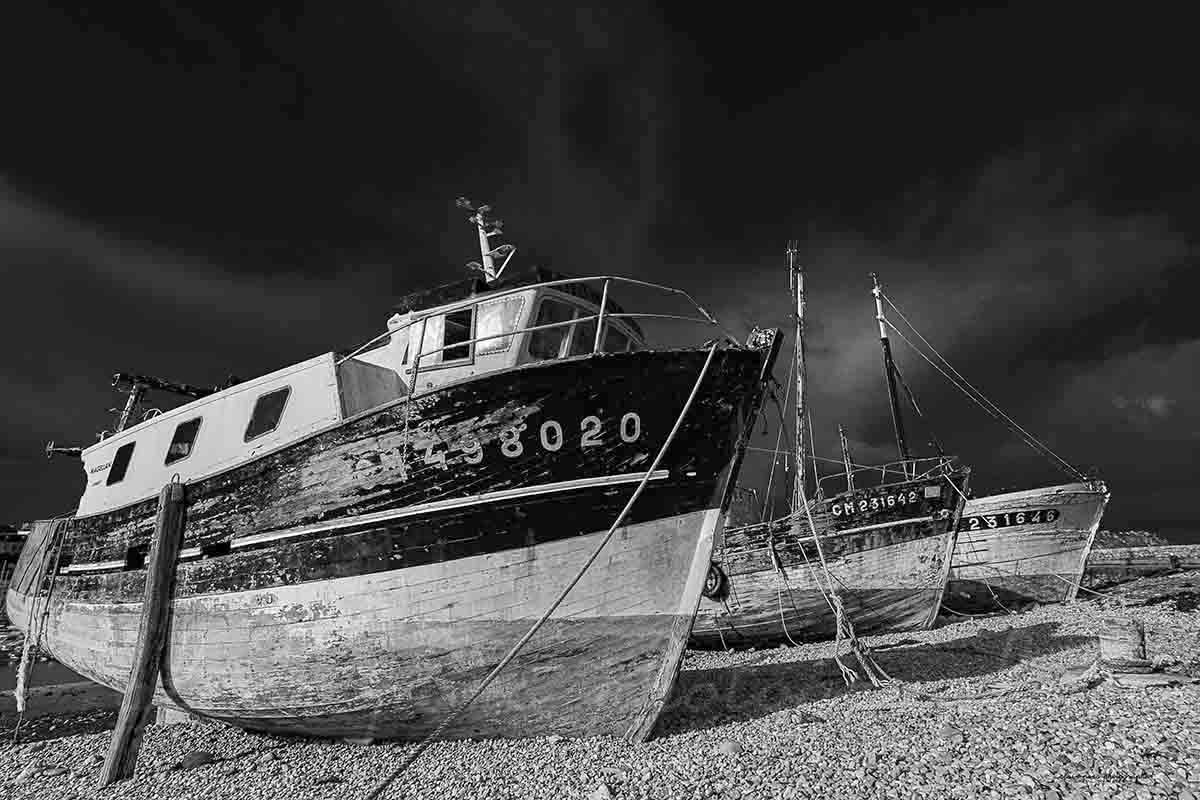 photographie en noir et blanc de l'épave du bateau de pêche le Magellan, Camaret-sur-Mer,