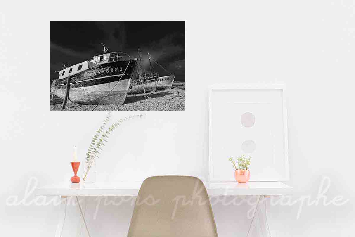 photographie de l'épave bateau de pêche le Magellan à Camaret-sur-Mer en noir et blanc dans votre bureau.