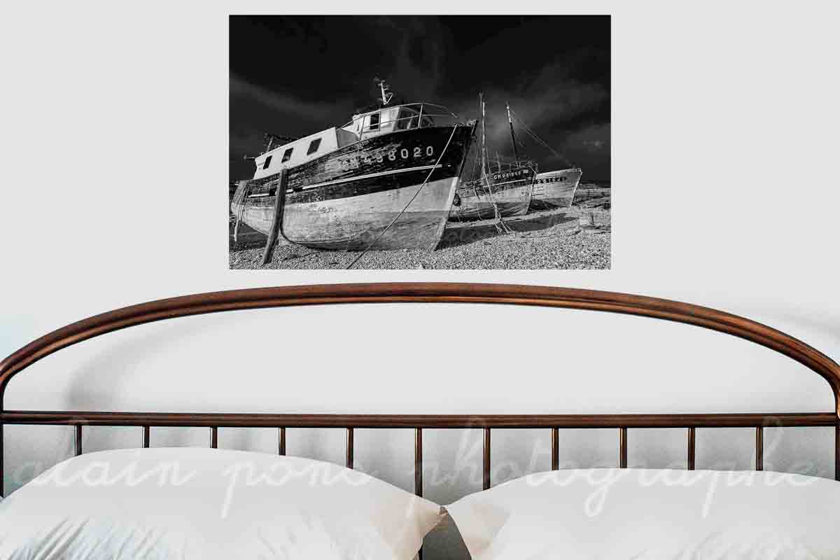 photographie en noir et blanc de l'épave du bateau de pêche le Magellan, à Camaret-sur-Mer, ici en décoration dans une chambre.