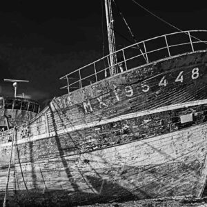 photographie en noir et blanc de l'épave du bateau de pêche le Maitena MX195448 à Camaret sur Mer, lieu dit le Sillon.