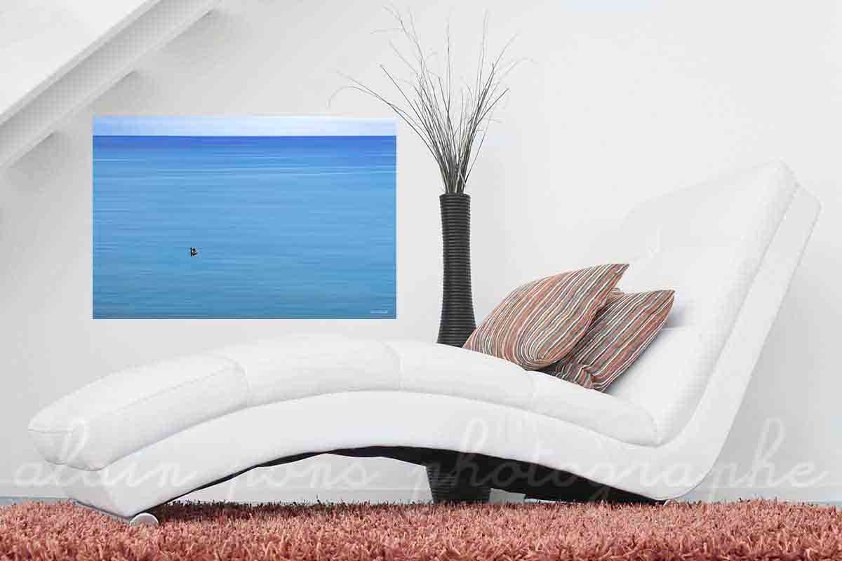 photographie de deux pêcheurs dans une barque sur une mer bleue. Idée de décoration ici dans un salon.